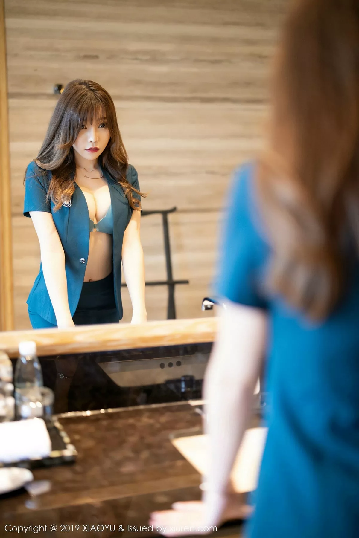 秀人集.com_[XiaoYu画语界]Vol.215_女神芝芝Booty心愿旅拍职业装半脱露性感内衣撩人诱惑写真70P