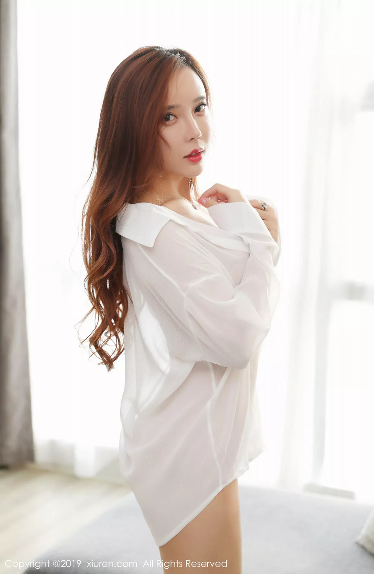 秀人集.com_[XiuRen秀人网]No.1879_嫩模艾小青私房白衬衣配红短裙超薄无内肉丝裤袜极致诱惑写真49P