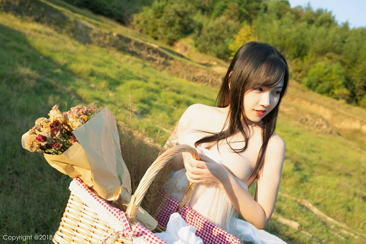 秀人集.com_[XiuRen秀人网]No.1238_女神徐微微mia户外白色薄纱半脱露豪乳翘臀极致诱惑写真40P