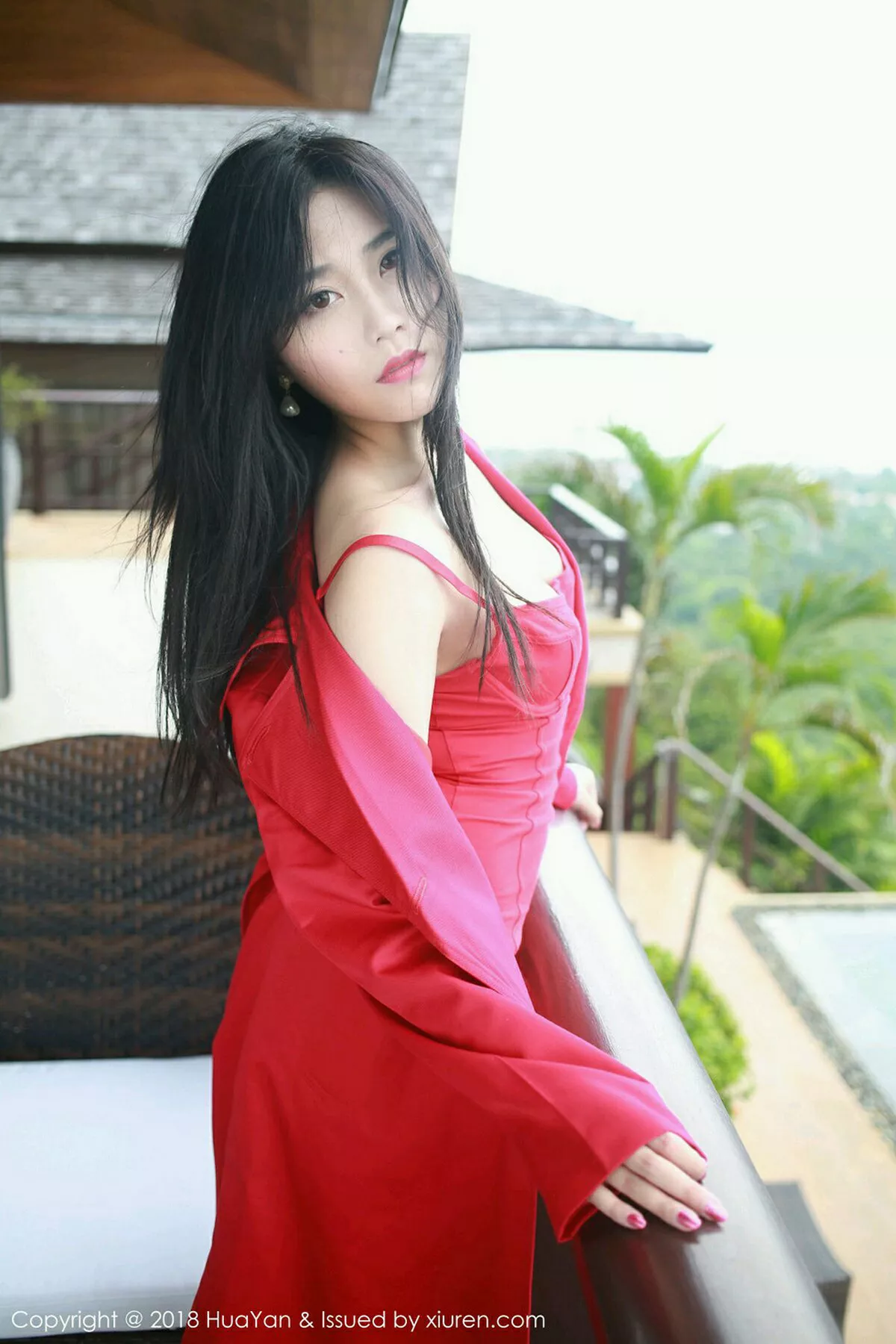 秀人集.com_[HuaYan花の颜]Vol.056_嫩模许诺Sabrina苏梅岛旅拍性感红色风衣秀白嫩美腿写真34P