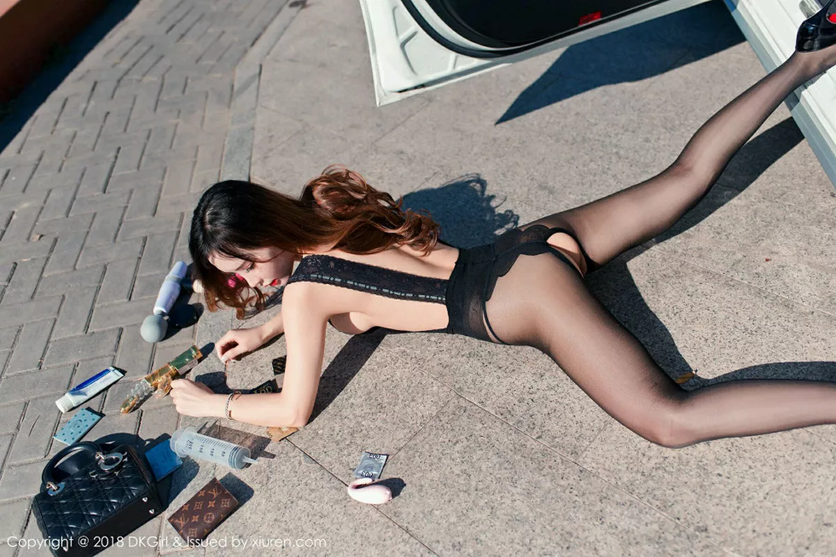 秀人集.com_[DKGirl御女郎]Vol.088_嫩模艾小青黑色蕾丝吊带配无内黑丝裤袜露豪乳极致诱惑写真51P