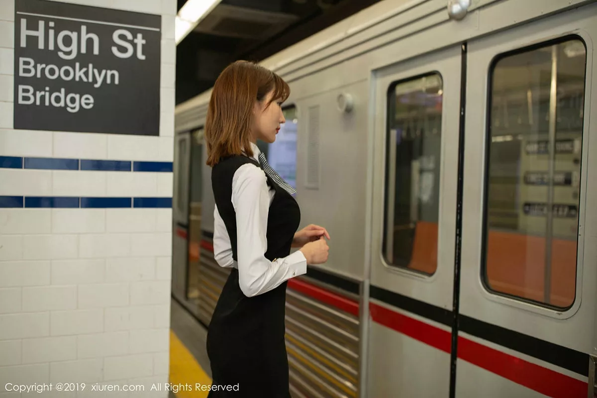 秀人集.com_[XiuRen秀人网]No.1890_嫩模陆萱萱地铁通勤主题白衬衣配黑丝袜秀完美身材诱惑写真109P