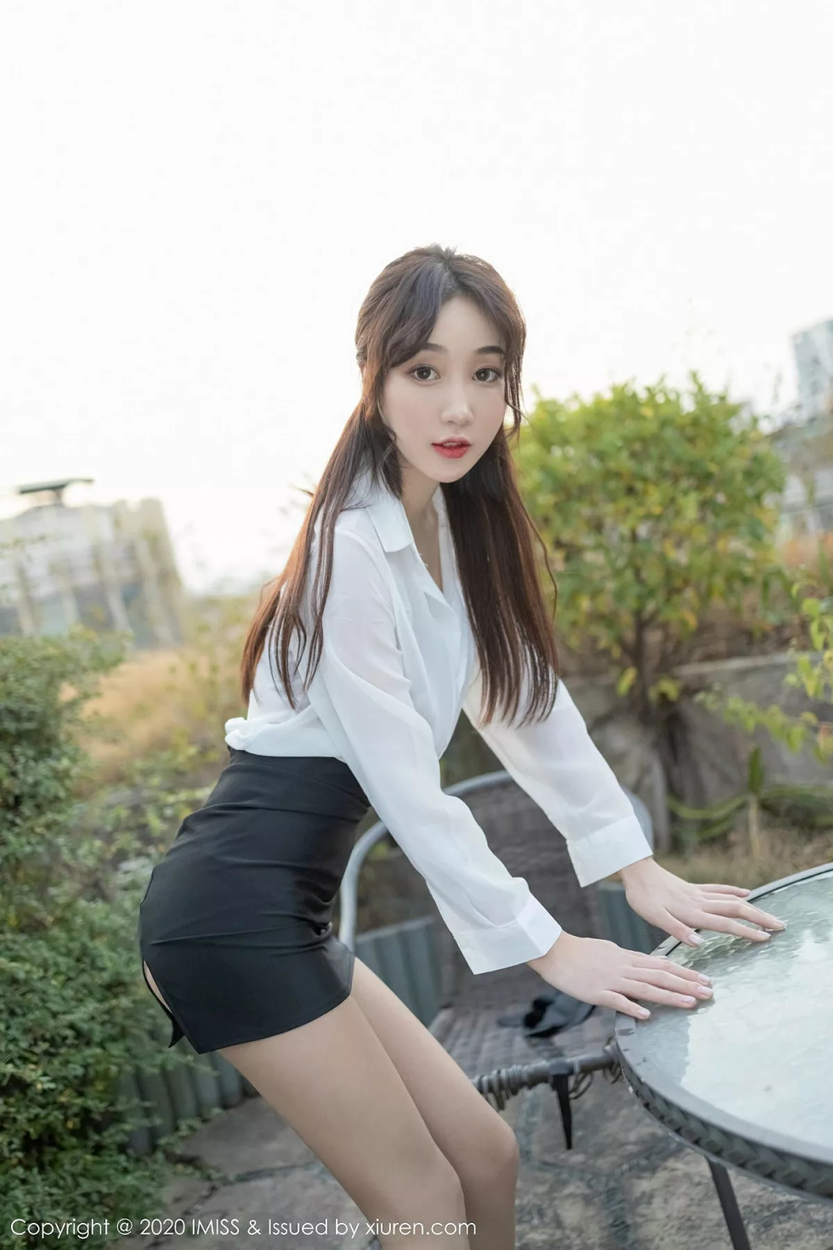 秀人集.com_[IMISS爱蜜社]Vol.427_嫩模九月生户外秘书制服白衬衫配黑短裙秀肉丝袜诱惑写真40P