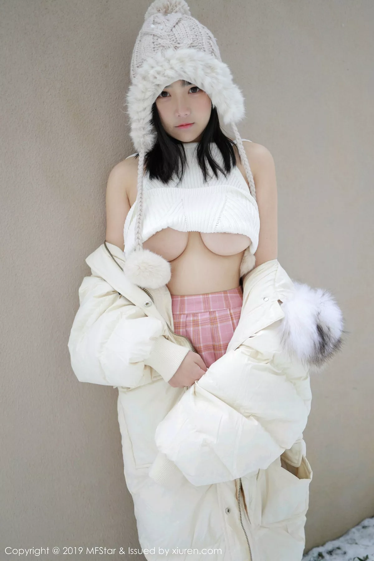 秀人集.com_[MFStar模范学院]Vol.246_嫩模徐微微mia北海道旅拍室外冰天雪地街头主题性感写真61P