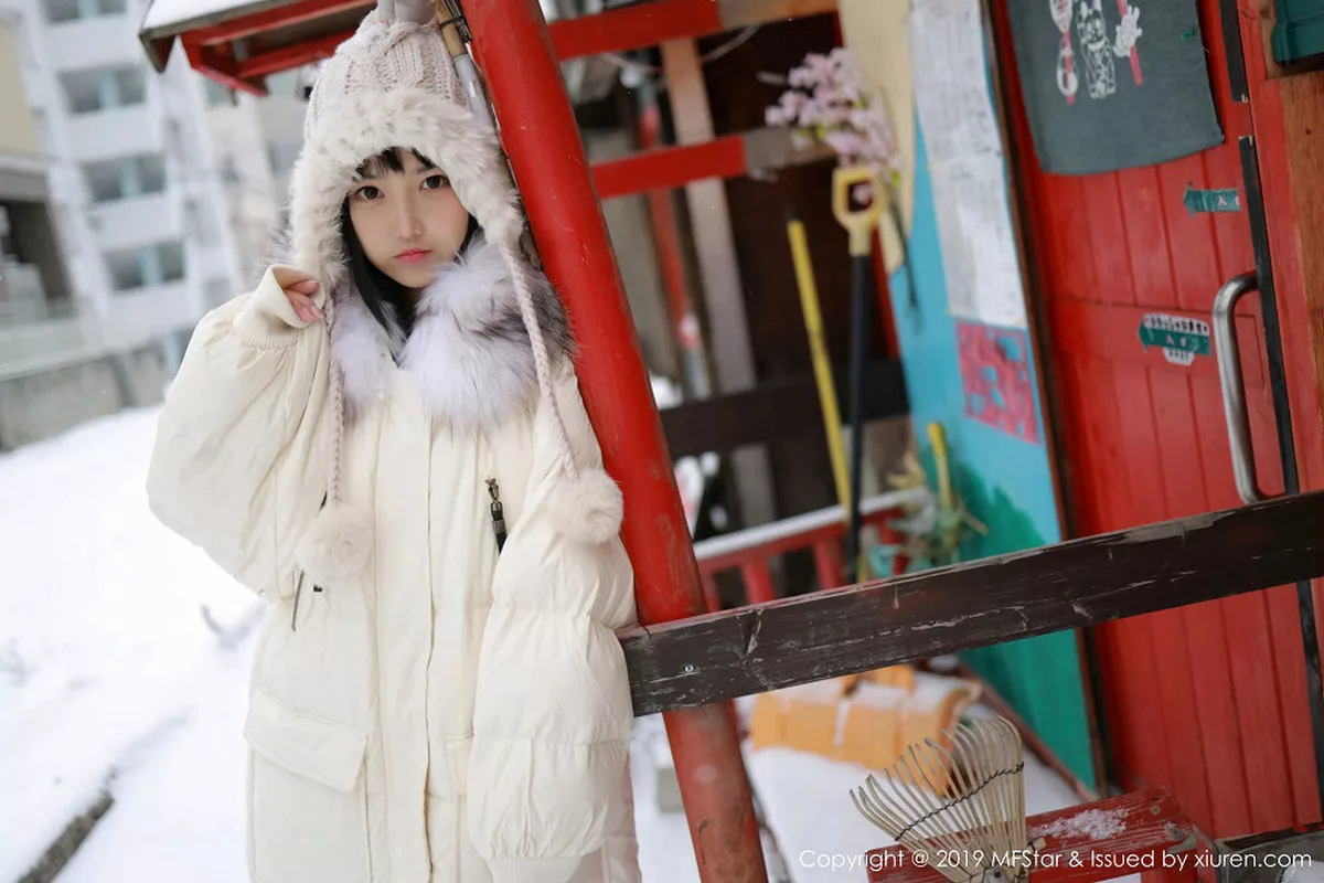 秀人集.com_[MFStar模范学院]Vol.246_嫩模徐微微mia北海道旅拍室外冰天雪地街头主题性感写真61P
