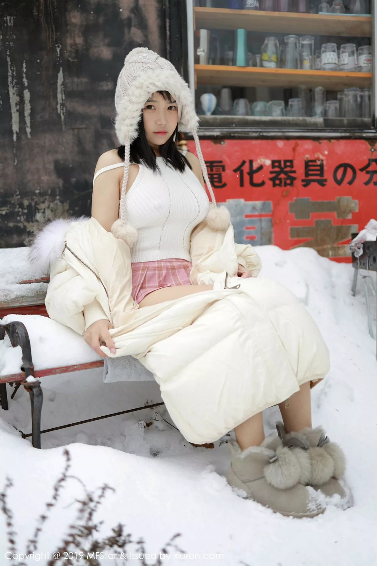 秀人集.com_[MFStar模范学院]Vol.246_嫩模徐微微mia北海道旅拍室外冰天雪地街头主题性感写真61P