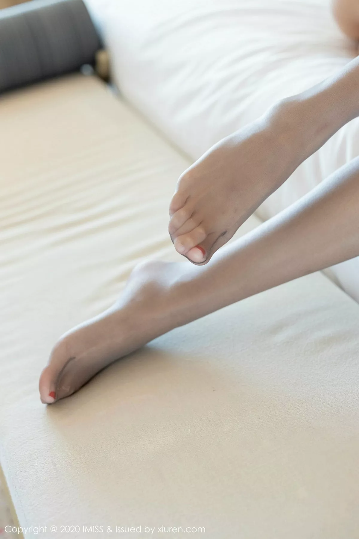 秀人集.com_[IMISS爱蜜社]Vol.428_嫩模杨紫嫣Cynthia私房半脱正装露丝袜美腿极致诱惑写真40P