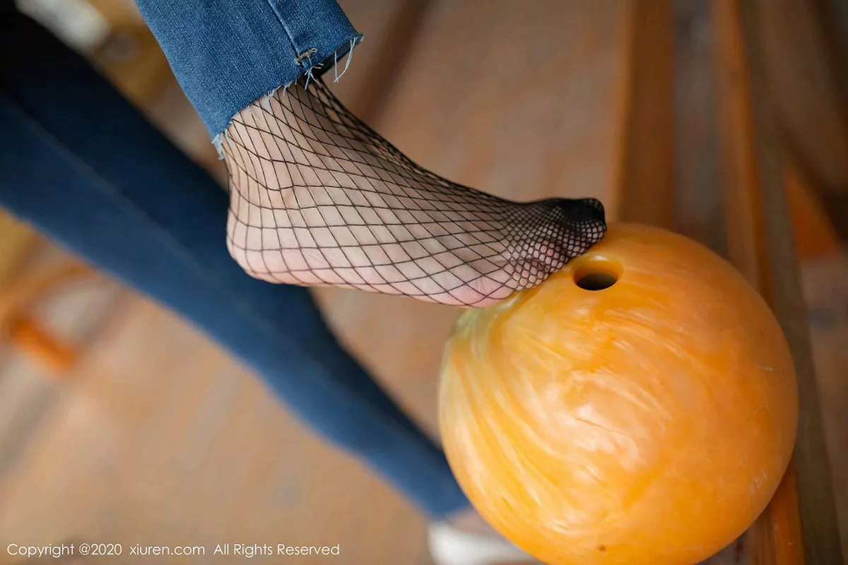 秀人集.com_[XiuRen秀人网]No.1915_嫩模陆萱萱运动场女友互动主题性感内衣配黑丝渔网诱惑写真87P