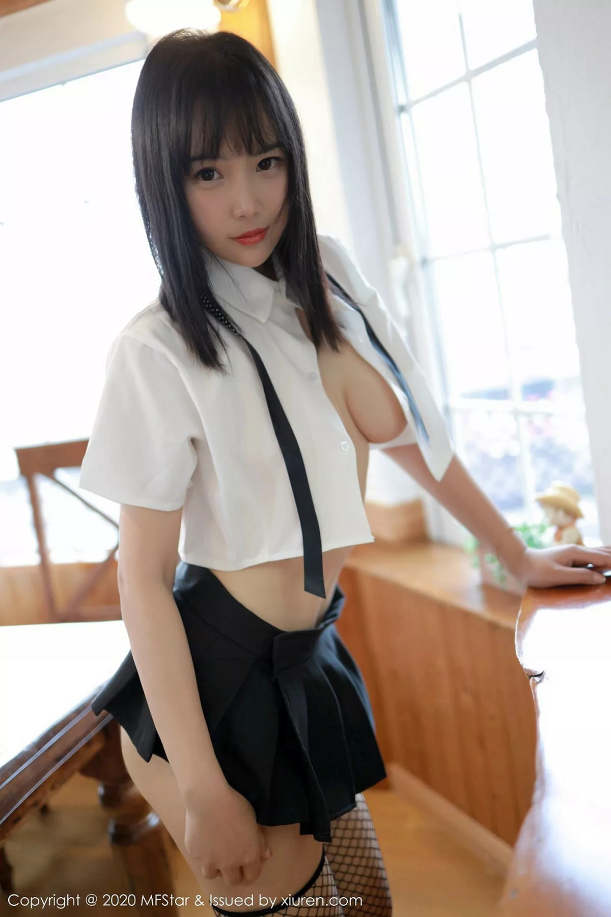 秀人集.com_[MFStar模范学院]Vol.255_女神徐微微mia日本旅拍私房黑短裙露丁字裤翘臀诱惑写真52P