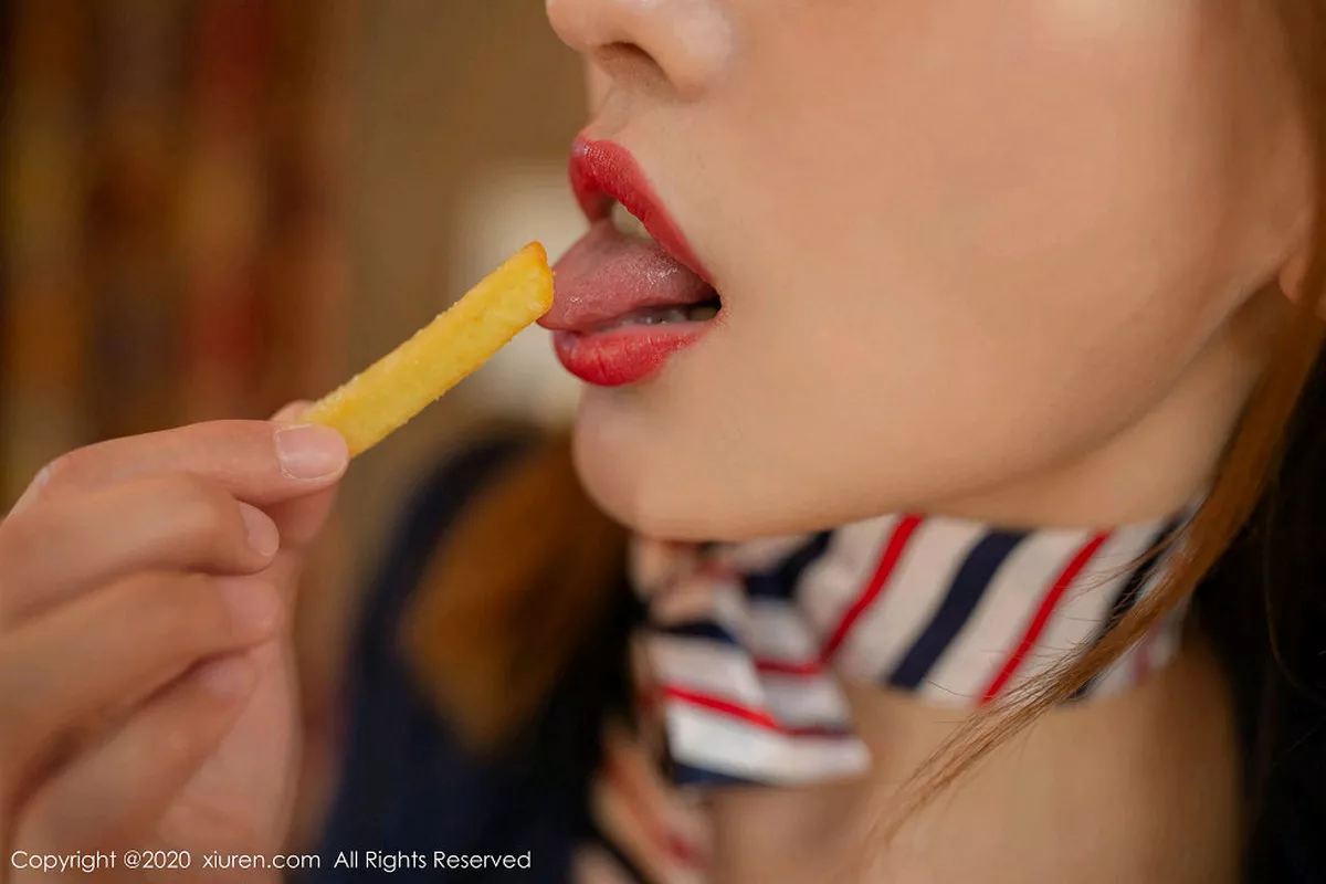 秀人集.com_[XiuRen秀人网]No.1945_嫩模陆萱萱酒店送餐员主题性感内衣配魅惑黑丝撩人诱惑写真75P