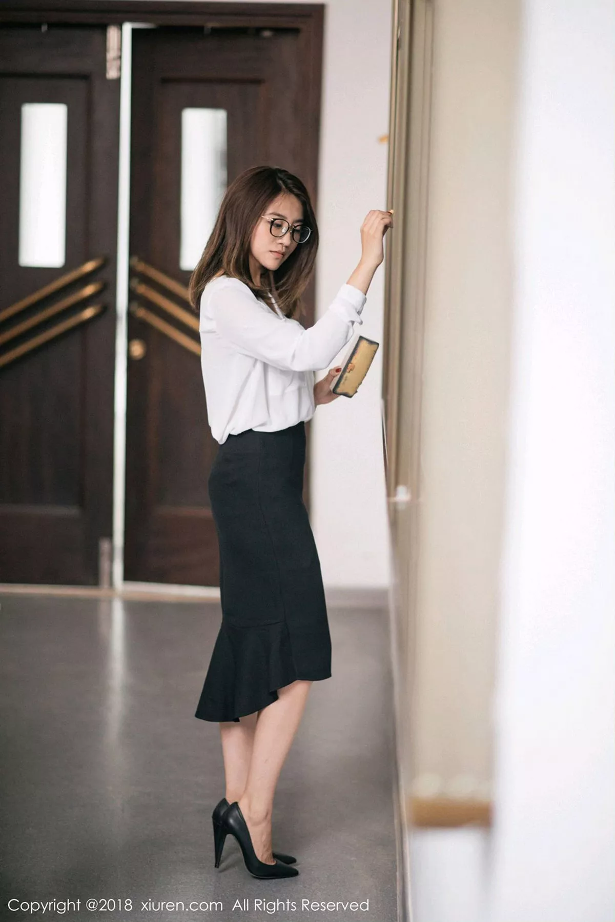 秀人集.com_[XiuRen秀人网]No.1267_女神许诺Sabrina性感教师制服白衬衣配黑短裙秀美腿写真44P