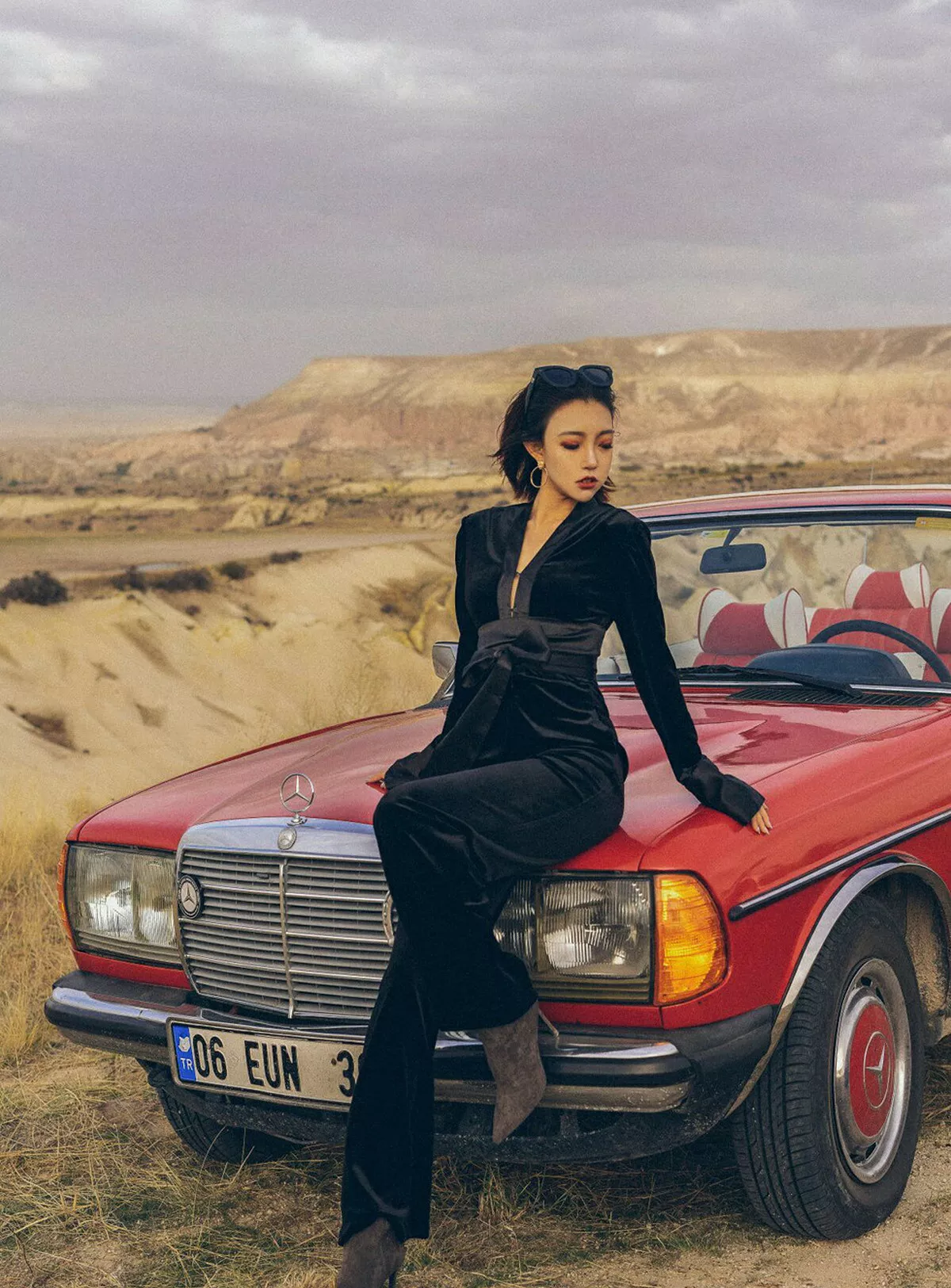 秀人集.com_[YouMi尤蜜荟]Vol.252_女神冯木木LRIS户外白色真空露背衫秀豪乳翘臀撩人诱惑写真55P