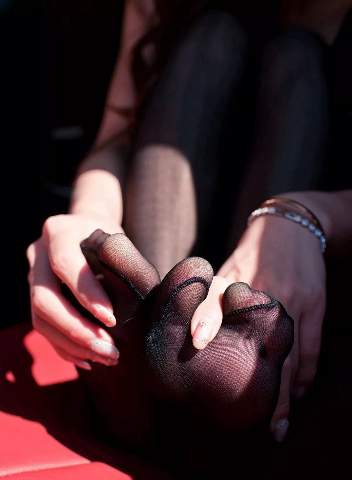 秀人集.com_[DKGirl御女郎]Vol.092_嫩模艾小青户外豪车里全裸上身无内黑丝裤袜喷血诱惑写真44P