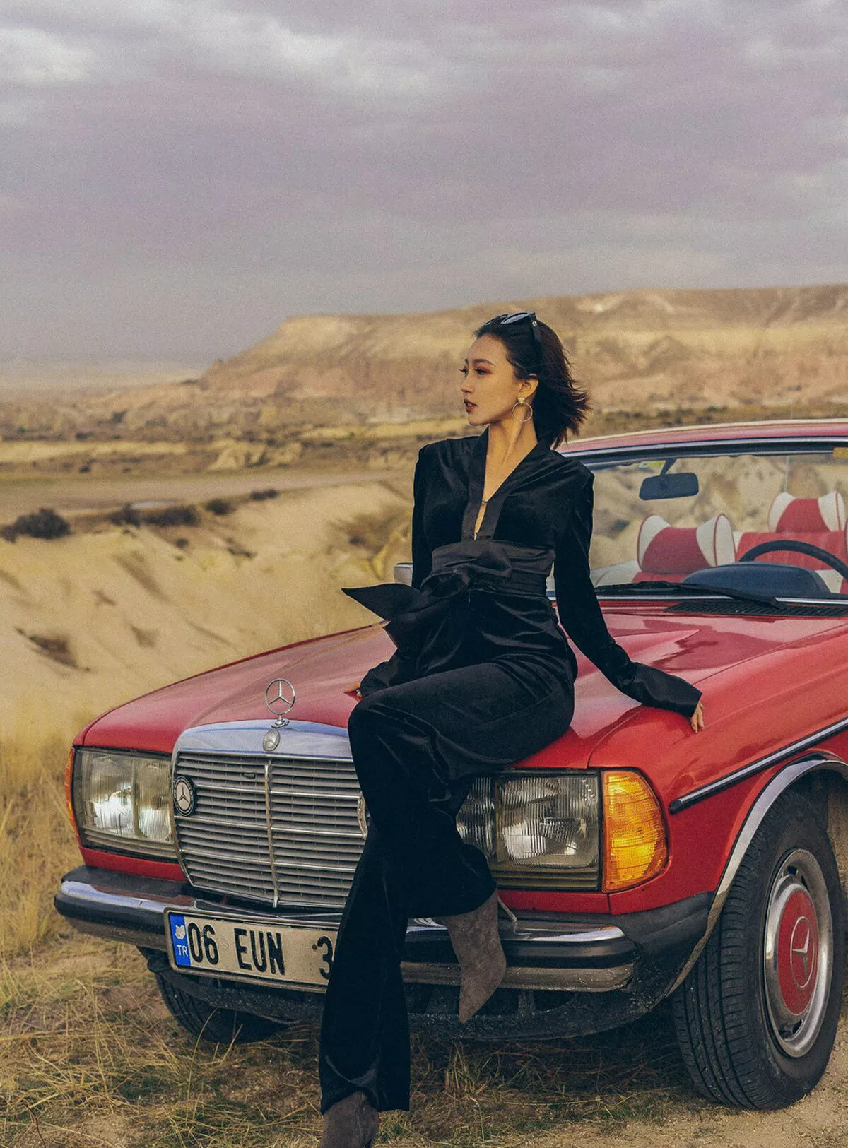 秀人集.com_[YouMi尤蜜荟]Vol.252_女神冯木木LRIS户外白色真空露背衫秀豪乳翘臀撩人诱惑写真55P