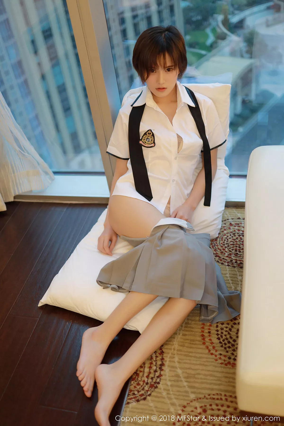 秀人集.com_[MFStar模范学院]Vol.172_嫩模小姿2002私房学生制服半脱白衬衣露性感美胸写真51P