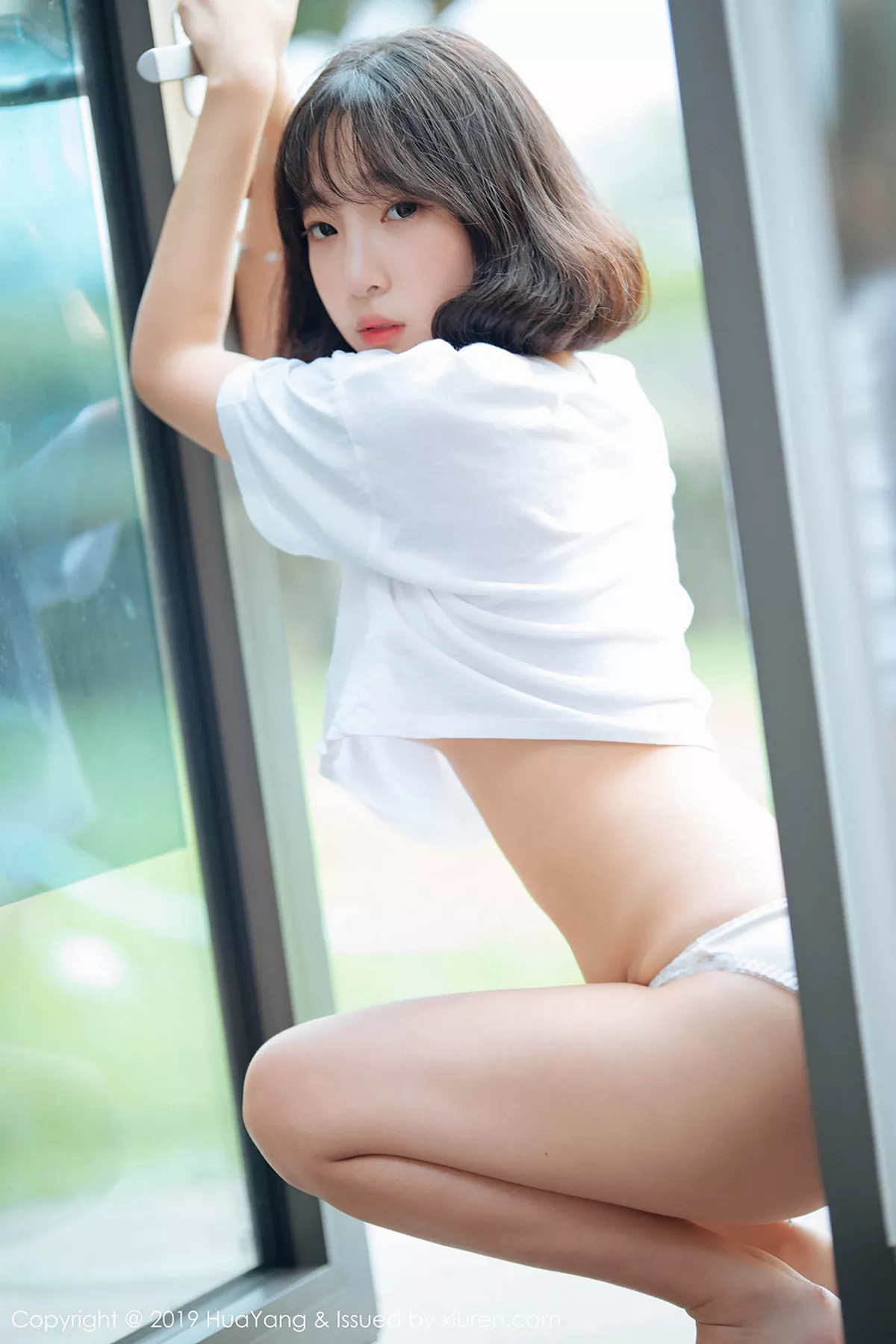 秀人集.com_[HuaYang花漾]Vol.109_韩国妹子模特_卿卿户外真空白色短袖衫大胆露出性感写真45P