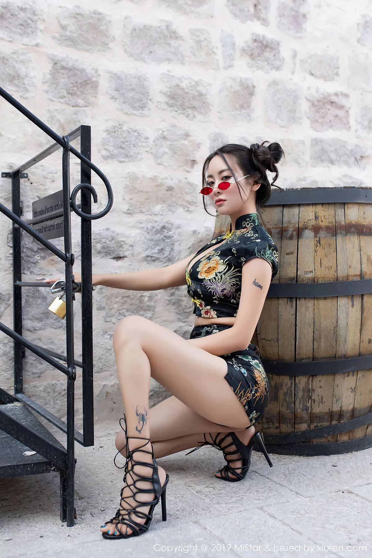 秀人集.com_[MiStar魅妍社]Vol.265_气质女神穆菲菲土耳其旅拍户外性感开胸衣秀白嫩肌肤写真50P