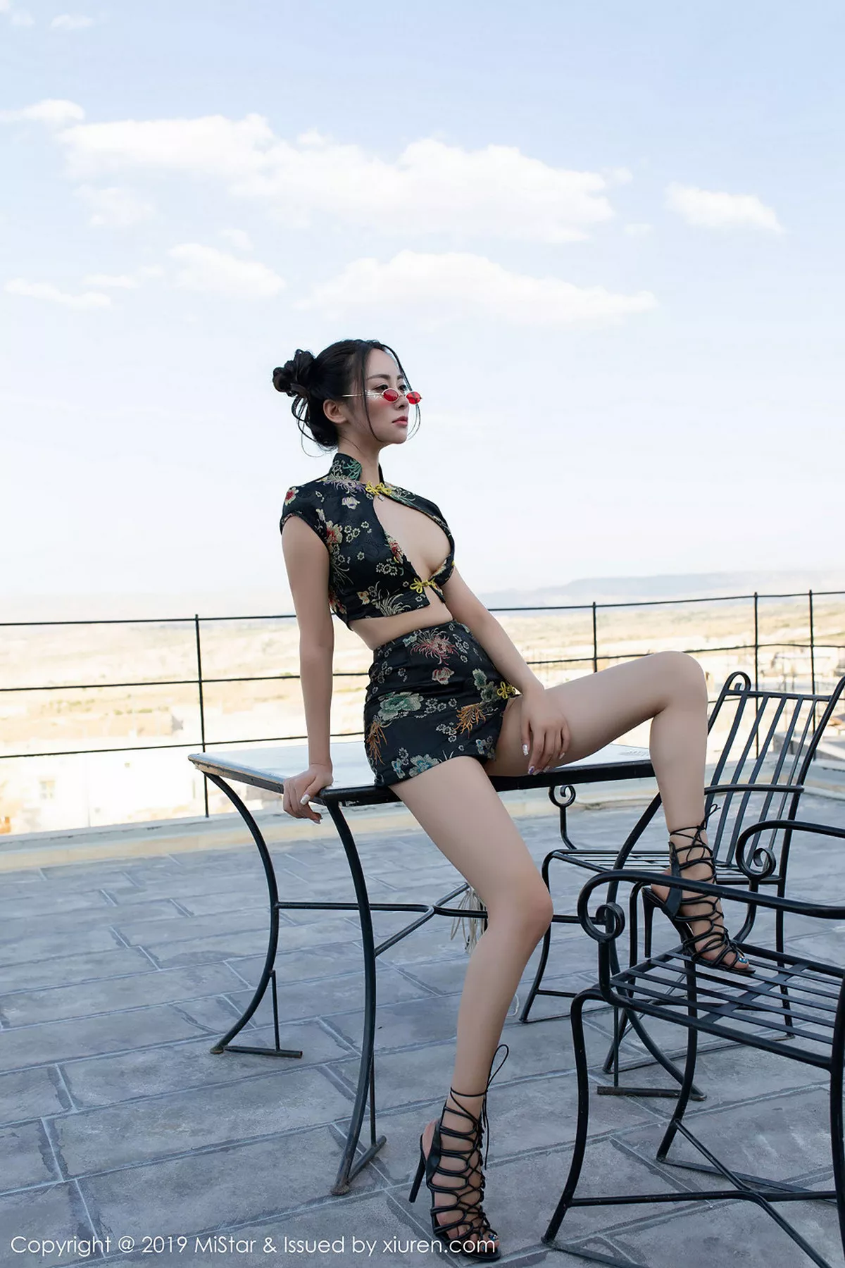 秀人集.com_[MiStar魅妍社]Vol.265_气质女神穆菲菲土耳其旅拍户外性感开胸衣秀白嫩肌肤写真50P