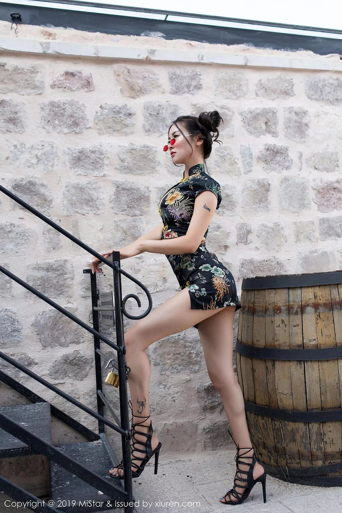 秀人集.com_[MiStar魅妍社]Vol.265_气质女神穆菲菲土耳其旅拍户外性感开胸衣秀白嫩肌肤写真50P