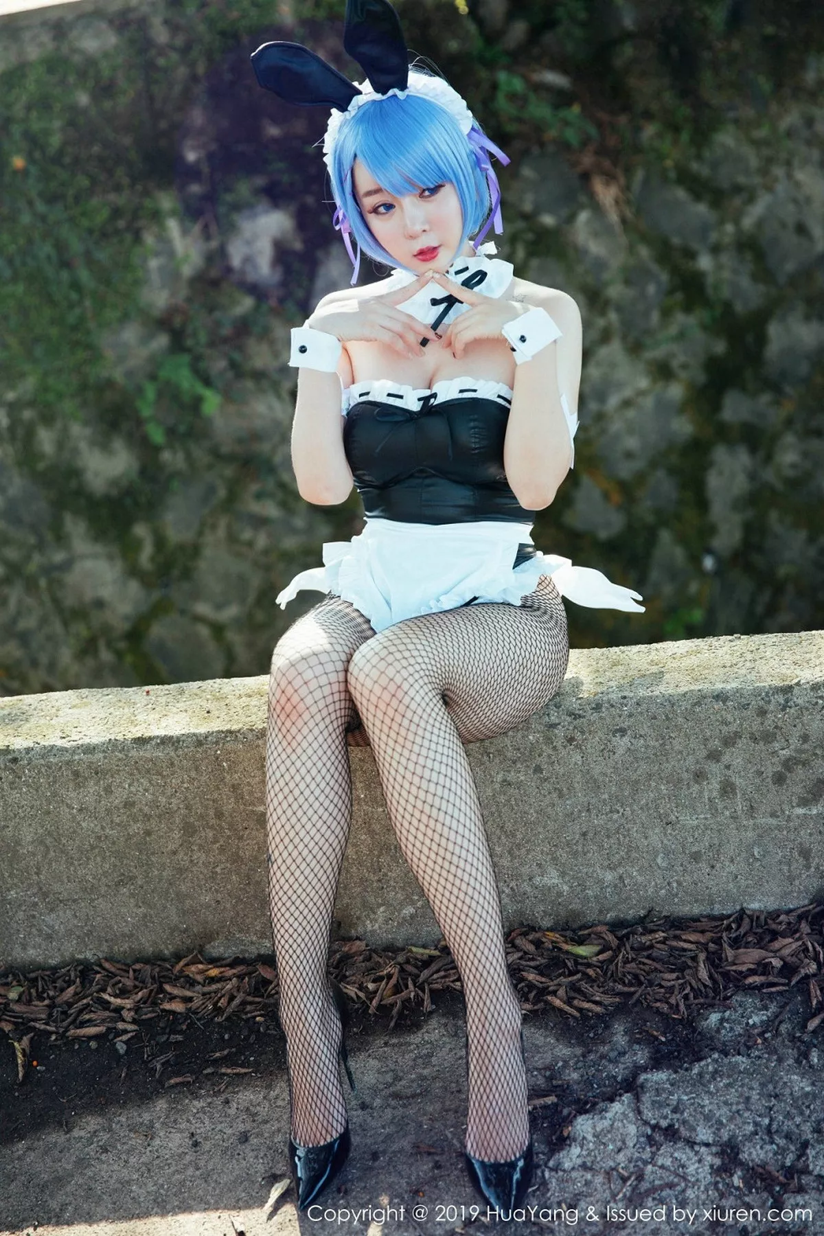 秀人集.com_[HuaYang花漾]Vol.115_女神王雨纯济州岛旅拍户外性感带子内衣半脱露豪乳诱惑写真41P