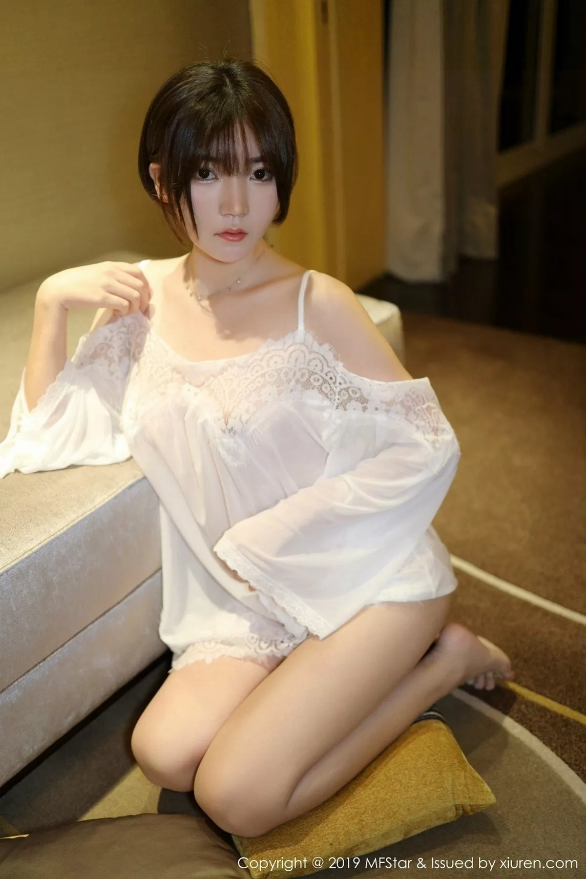 秀人集.com_[MFStar模范学院]Vol.183_靓丽美女冷不丁私房白色蕾丝睡衣秀完美身材诱惑写真40P