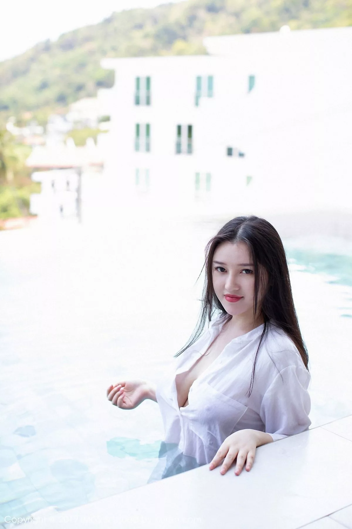 秀人集.com_[IMISS爱蜜社]Vol.335_女神恩一普吉岛旅拍泳池里真空白衬衣湿身秀豪乳诱惑写真35P