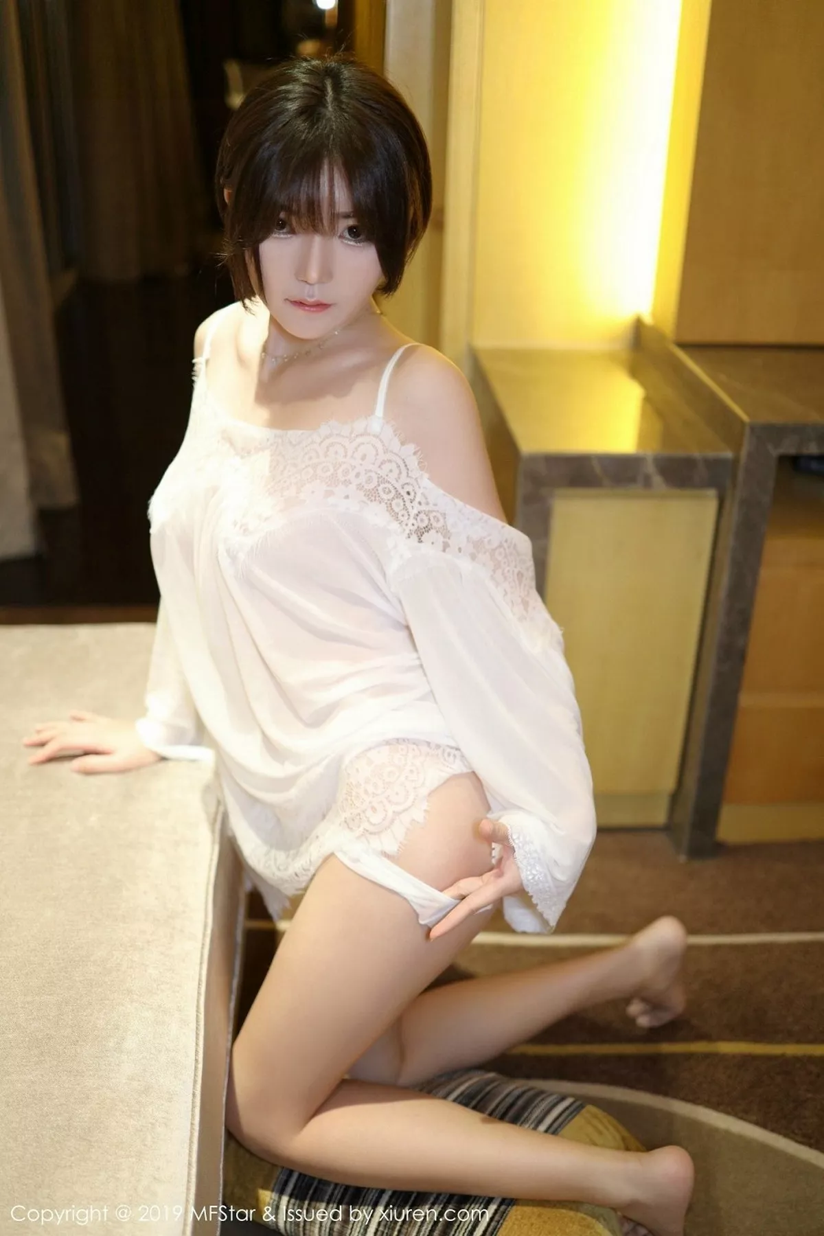 秀人集.com_[MFStar模范学院]Vol.183_靓丽美女冷不丁私房白色蕾丝睡衣秀完美身材诱惑写真40P