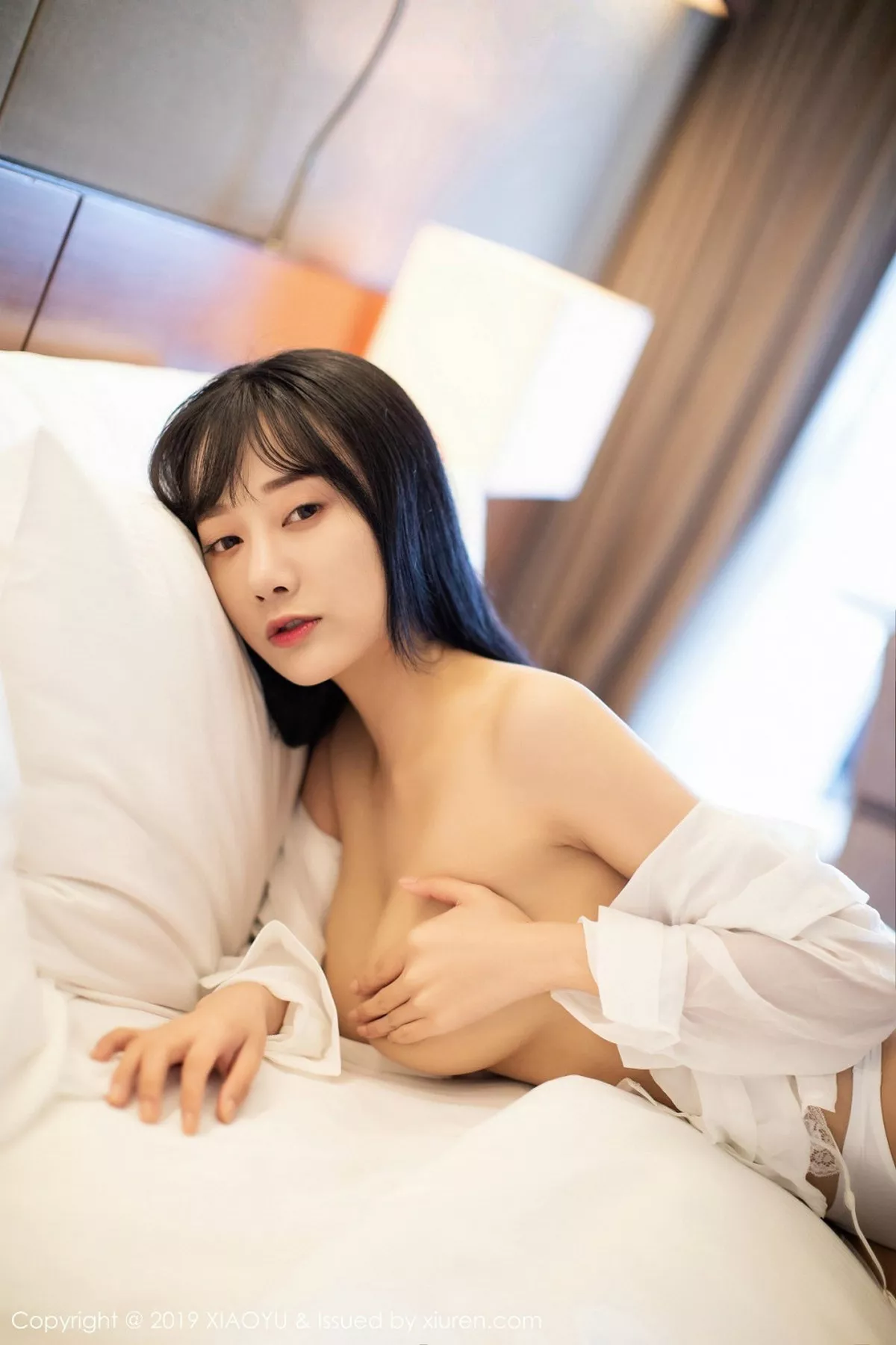 秀人集.com_[XiaoYu画语界]Vol.076_嫩模何嘉颖床上性感白衬衫露白色内衣吊带蕾丝袜诱惑写真71P