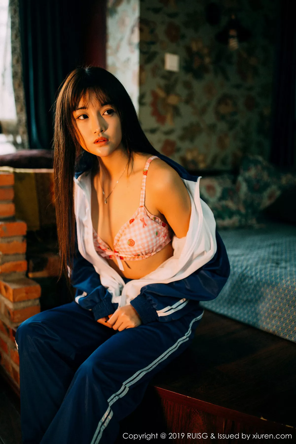 秀人集.com_[RUISG瑞丝馆]Vol.069_嫩模圆圆Daphne私房脱运动服露花色内衣秀完美身材诱惑写真51P