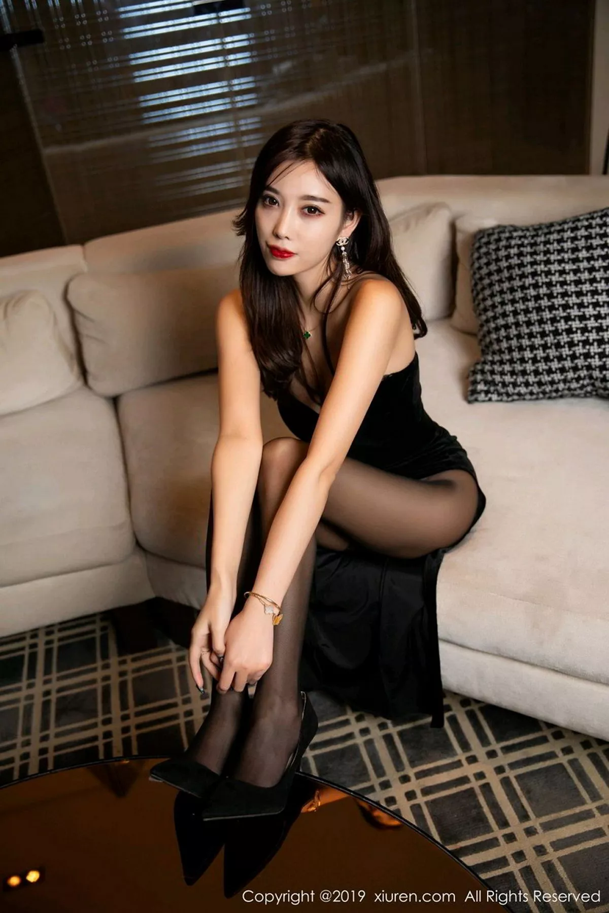 秀人集.com_[XiuRen秀人网]No.1483_女神杨晨晨sugar私房黑色连身裙配无内黑丝裤袜惹火诱惑写真86P