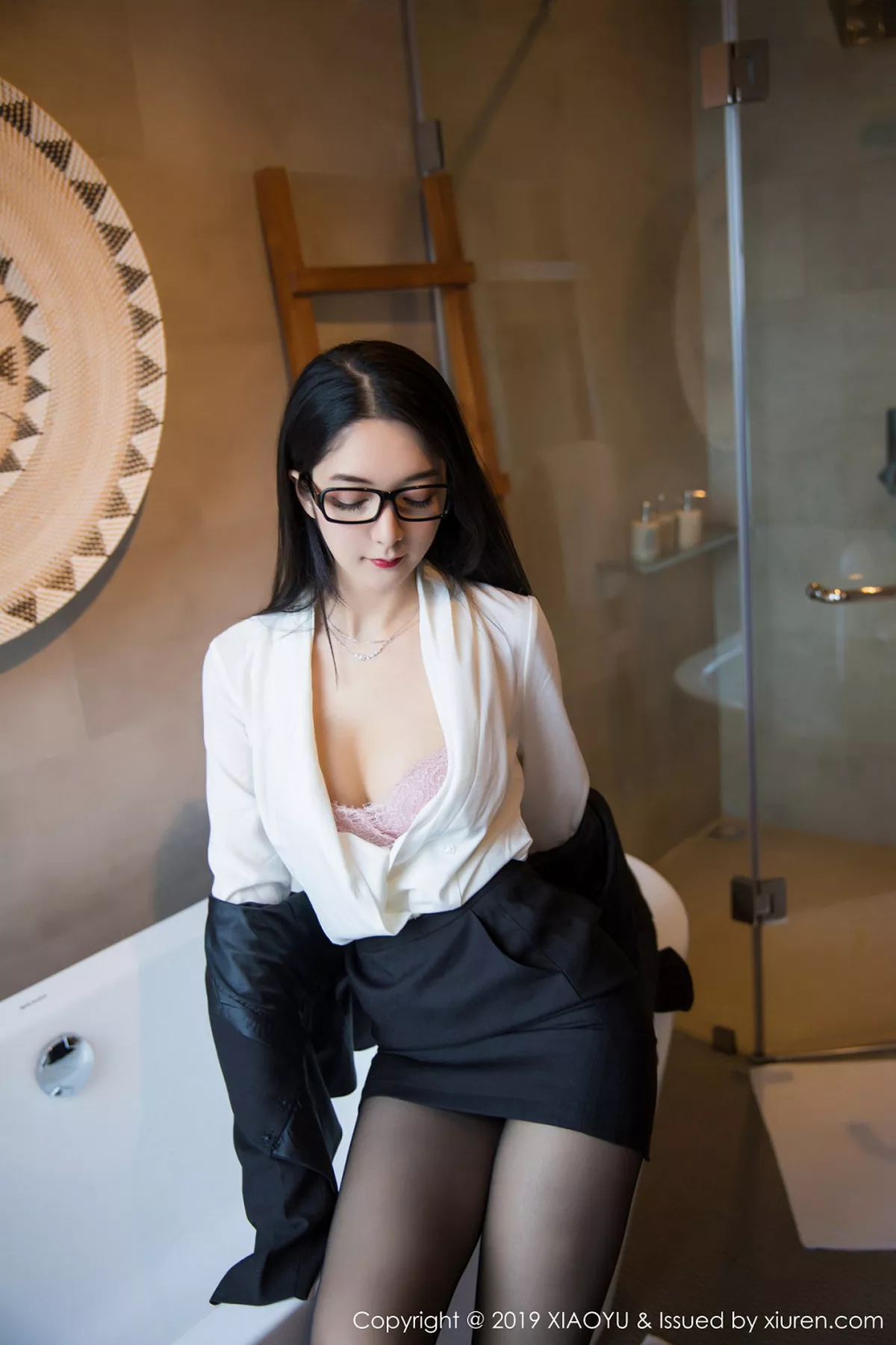 秀人集.com_[XiaoYu画语界]Vol.098_女神Angela喜欢猫马尔代夫旅拍眼镜OL秘书装黑丝诱惑写真67P
