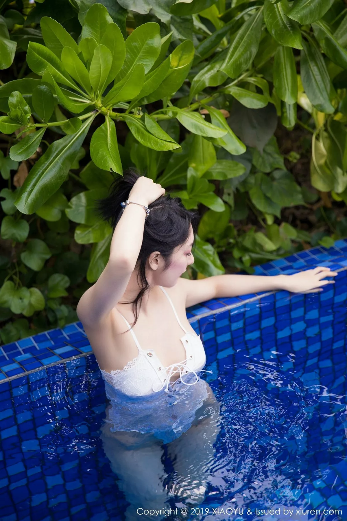 秀人集.com_[XiaoYu画语界]Vol.106_女神Angela喜欢猫泳池里白色蕾丝内衣湿身完美诱惑写真46P