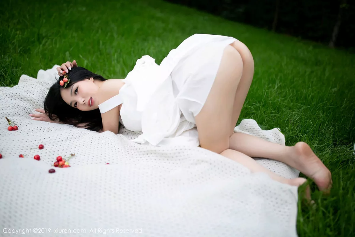 秀人集.com_[XiuRen秀人网]No.1545_女神徐微微mia东欧旅拍户外性感内衣秀豪乳翘臀撩人诱惑写真56P