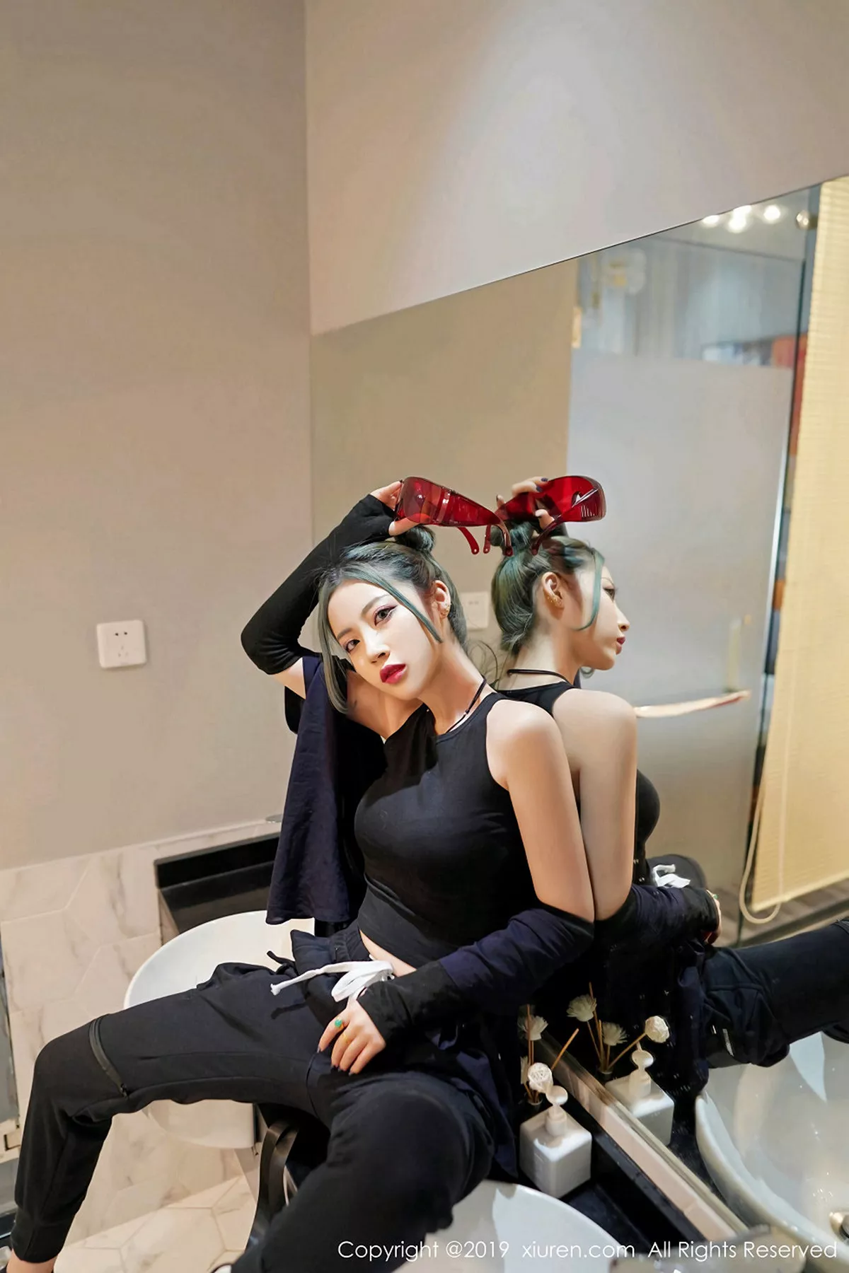 秀人集.com_[XiuRen秀人网]No.1550_嫩模贾诗晗性感红色抹胸内衣配红色格子裙秀完美身材写真48P