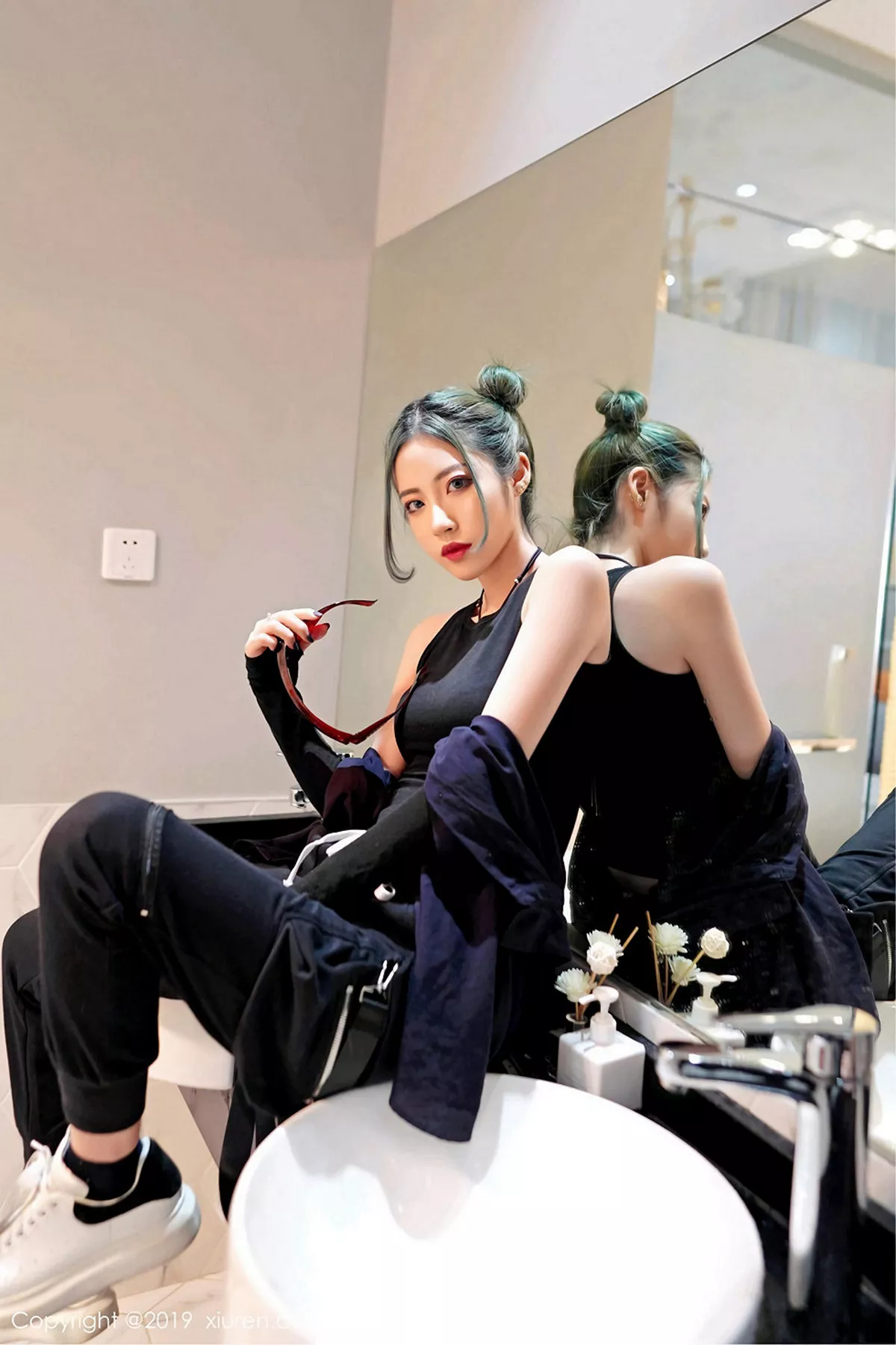 秀人集.com_[XiuRen秀人网]No.1550_嫩模贾诗晗性感红色抹胸内衣配红色格子裙秀完美身材写真48P