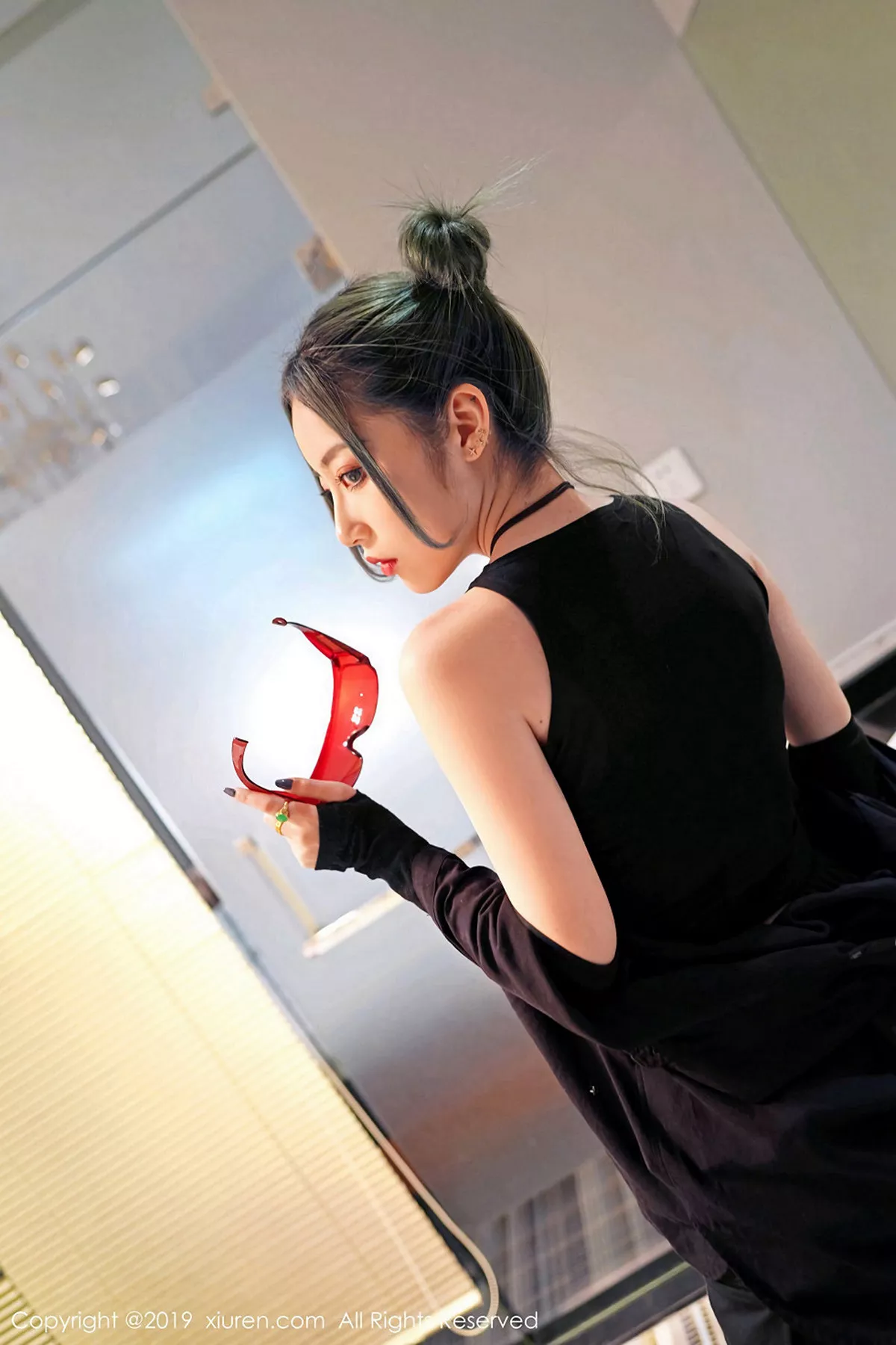 秀人集.com_[XiuRen秀人网]No.1550_嫩模贾诗晗性感红色抹胸内衣配红色格子裙秀完美身材写真48P