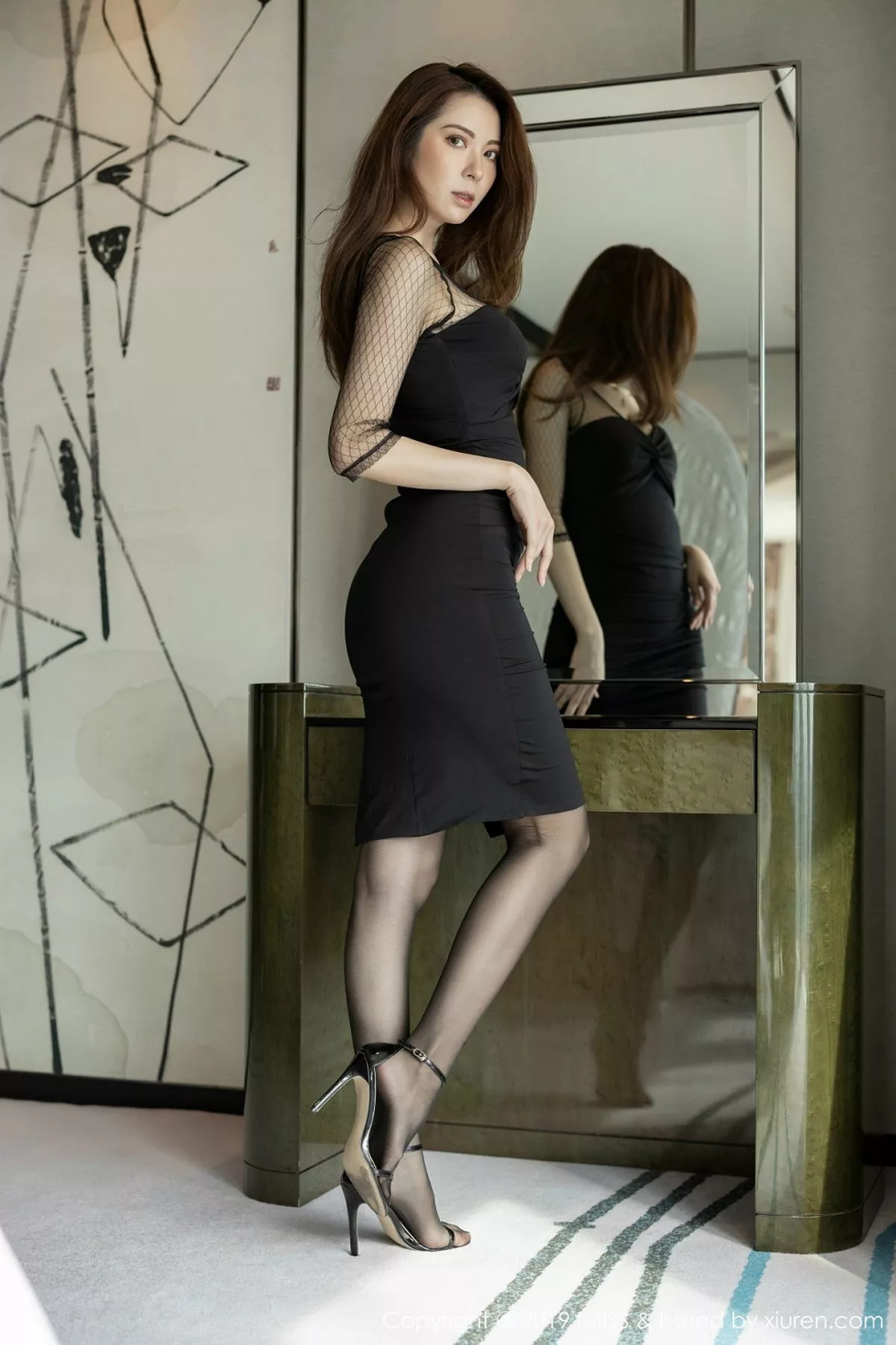 秀人集.com_[IMISS爱蜜社]Vol.360_气质女神Carry吊带黑色连身裙半脱露性感内衣诱惑写真44P