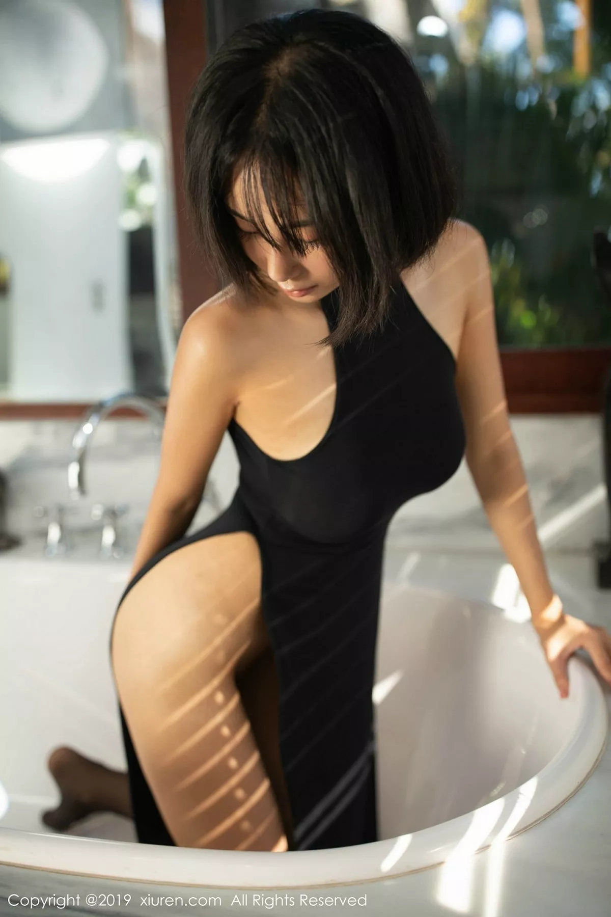 秀人集.com_[XiuRen秀人网]No.1568_嫩模艺蕾巴厘岛旅拍黑色高开长裙配无内黑丝裤袜惹火诱惑写真78P