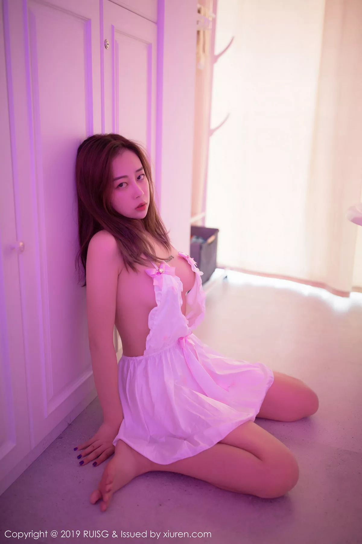 秀人集.com_[RUISG瑞丝馆]Vol.075_嫩模Eileen爱琳私房白色吊带开胸连身裙秀完美身材诱惑写真45P