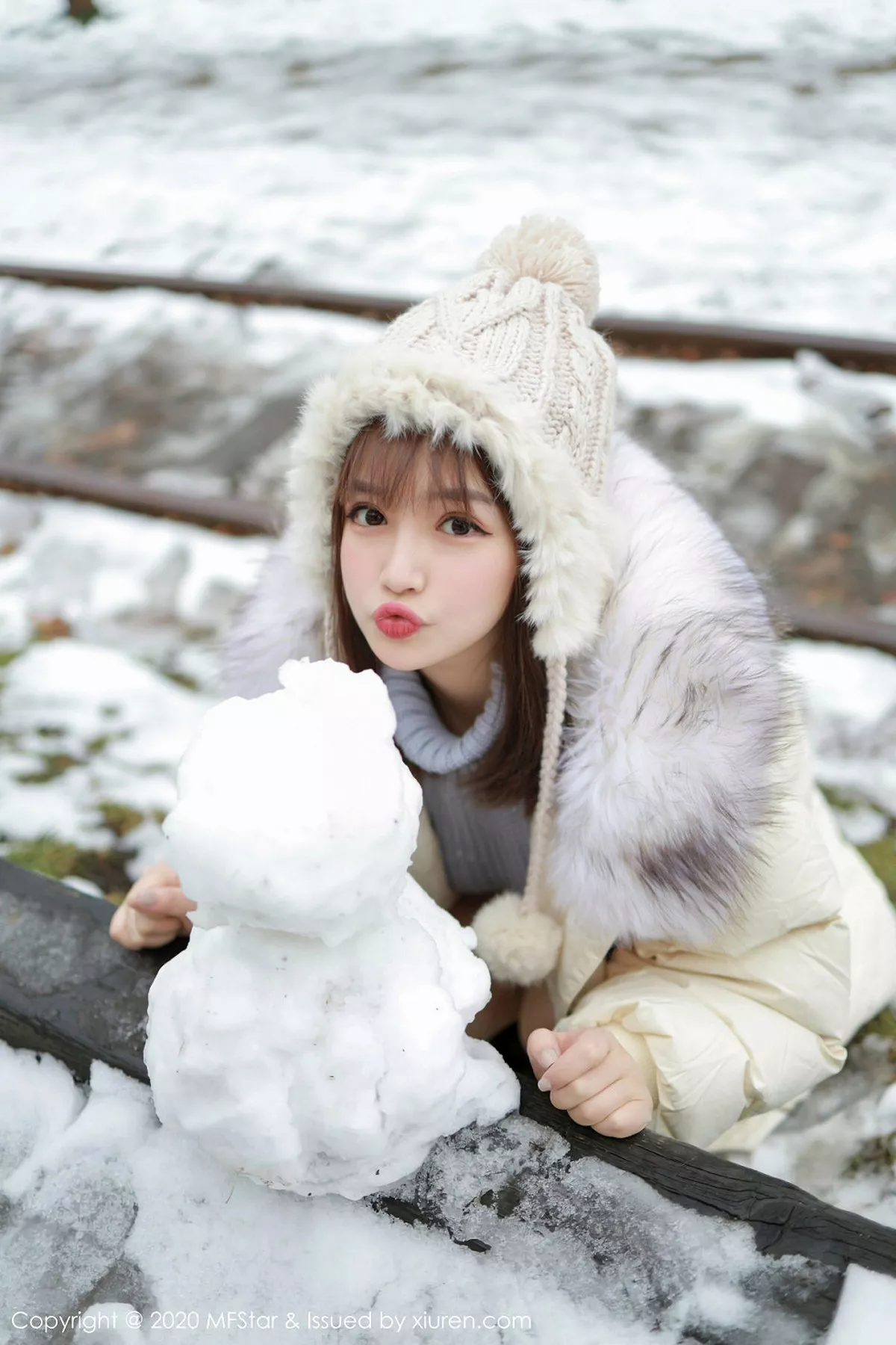 秀人集.com_[MFStar模范学院]Vol.262_嫩模恩率babe北海道旅拍雪地性感开背毛衣诱惑写真50P