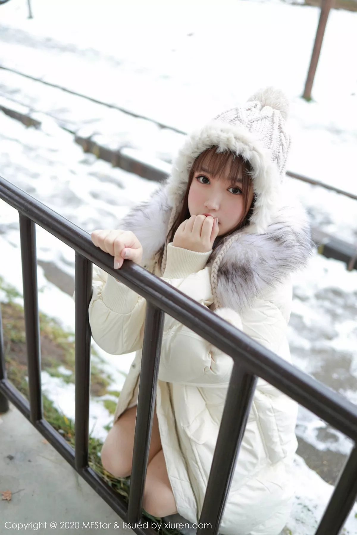 秀人集.com_[MFStar模范学院]Vol.262_嫩模恩率babe北海道旅拍雪地性感开背毛衣诱惑写真50P