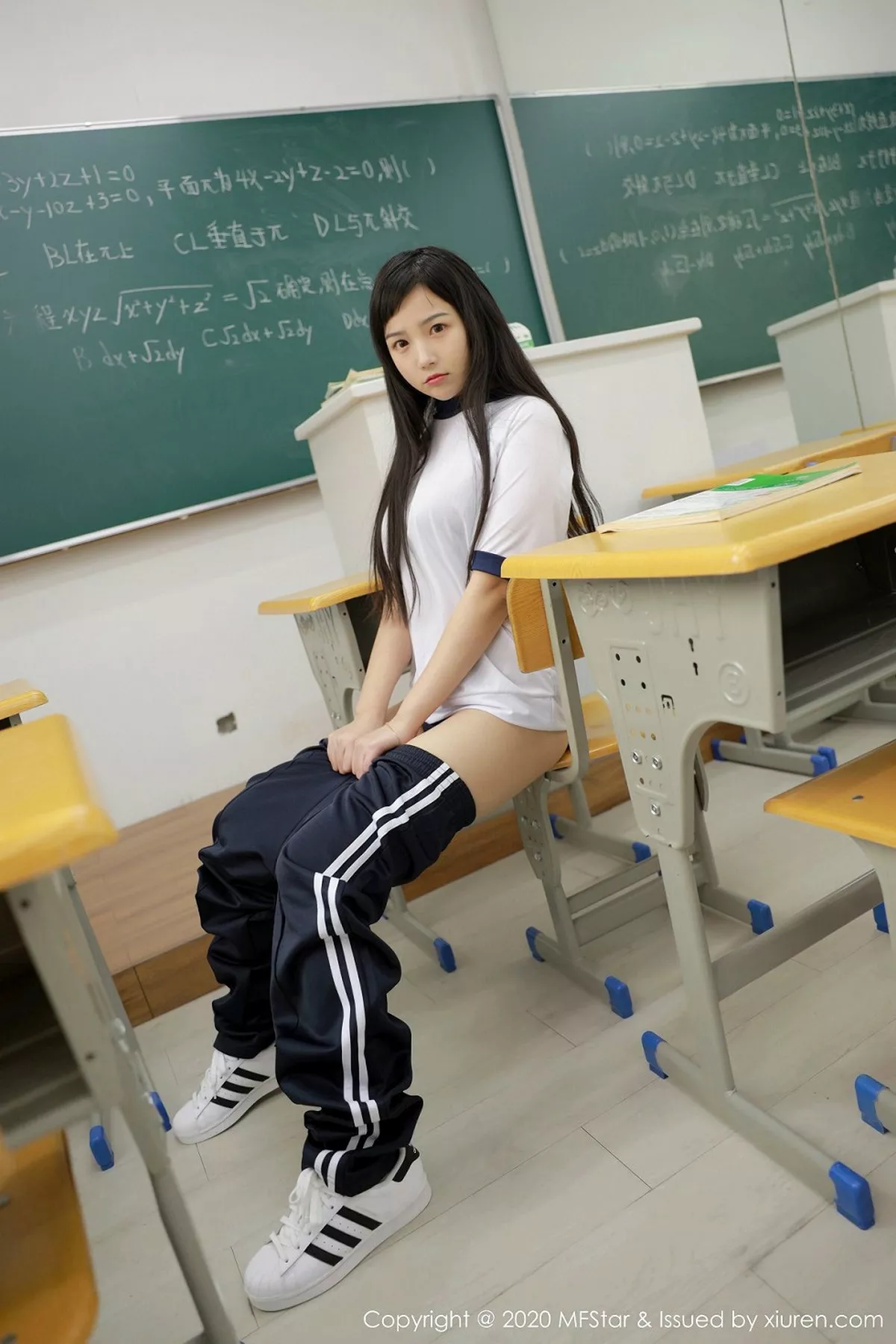 秀人集.com_[MFStar模范学院]Vol.273_嫩模徐微微mia教室真实学生主题性感制服秀童颜巨乳写真64P