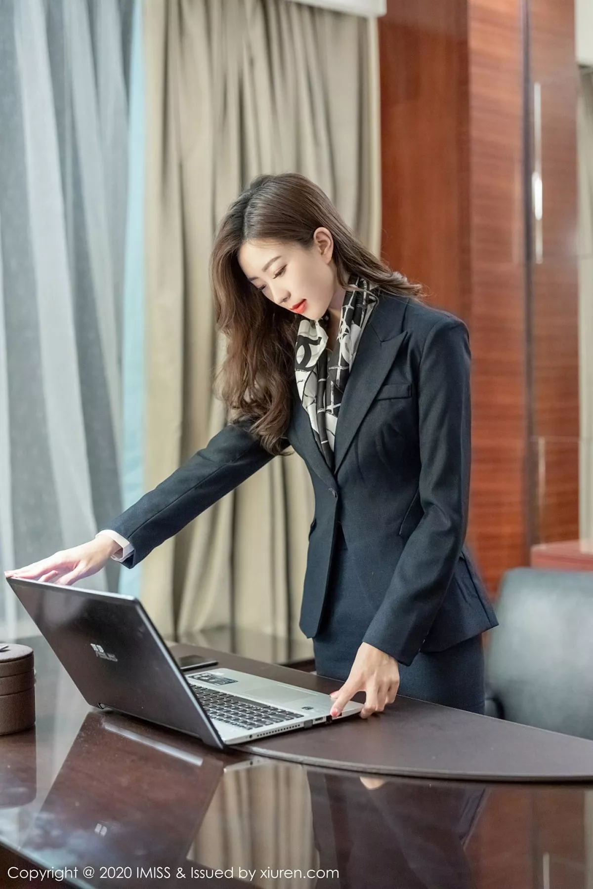 秀人集.com_[IMISS爱蜜社]Vol.444_嫩模杨紫嫣Cynthia私房职业秘书制服半脱丝袜撩人诱惑写真47P