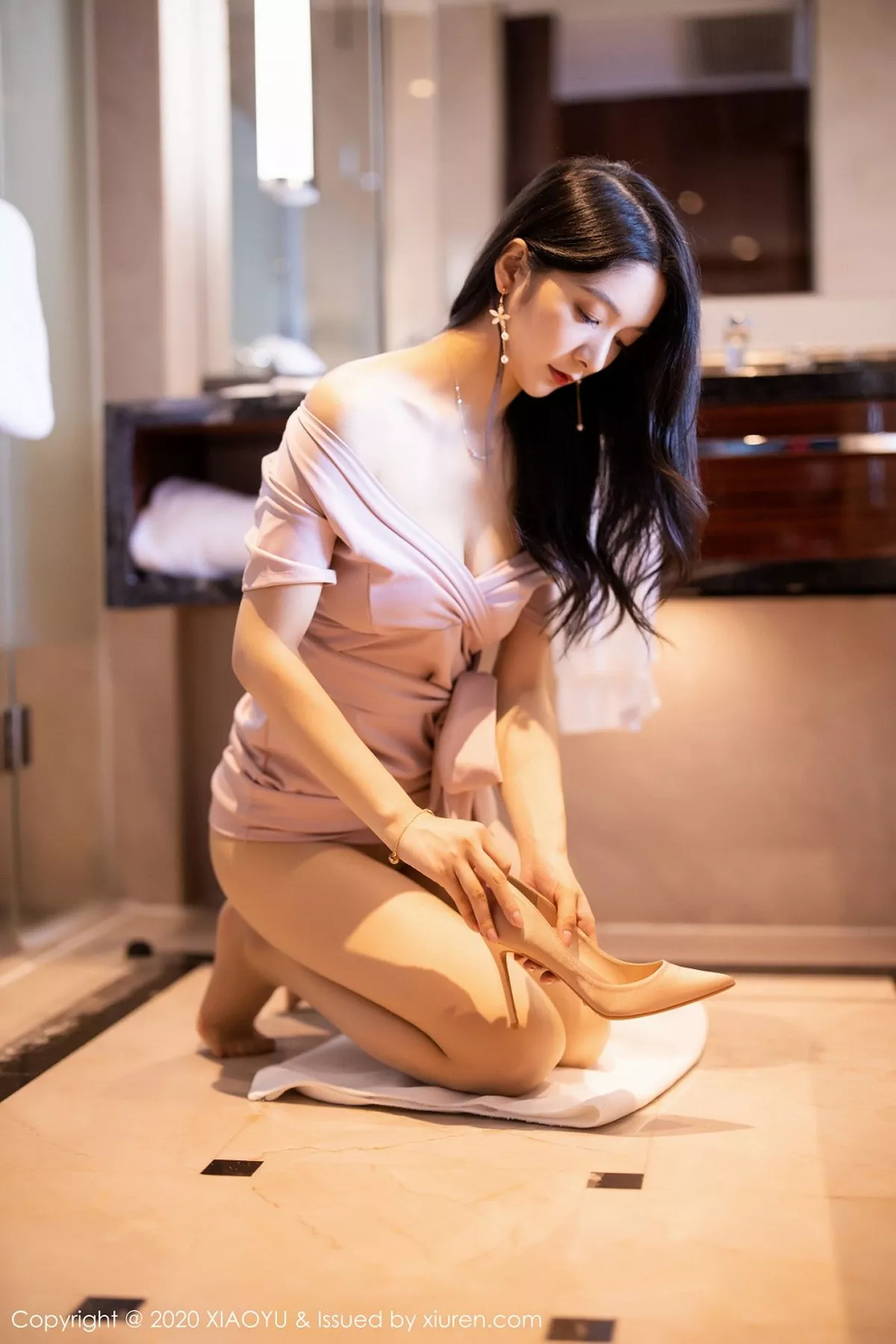 秀人集.com_[XiaoYu画语界]Vol.256_女神Angela小热巴私房玫瑰金吊裙配无内肉丝撩人诱惑写真99P