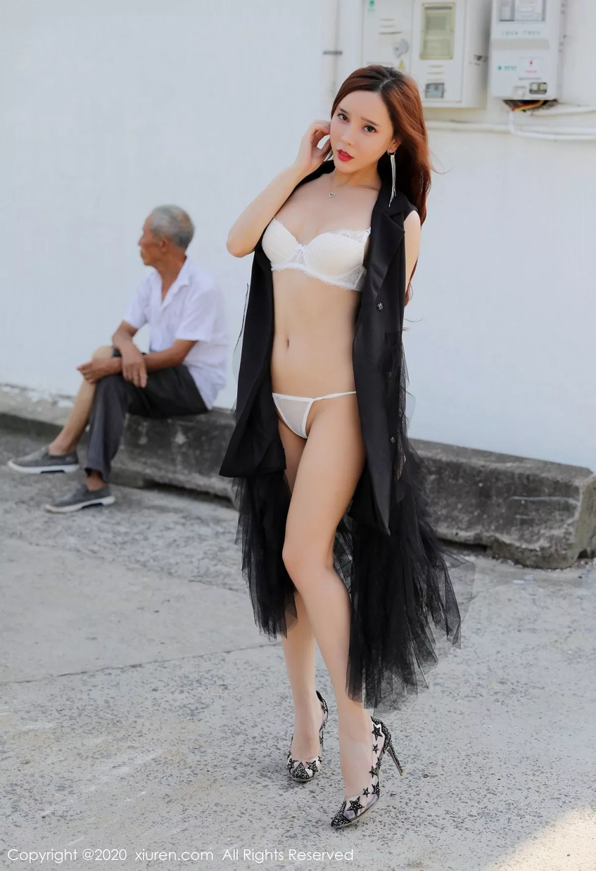 秀人集.com_[XiuRen秀人网]No.2048_嫩模艾小青户外大胆外拍性感白色情趣内衣露火辣身材诱惑写真48P