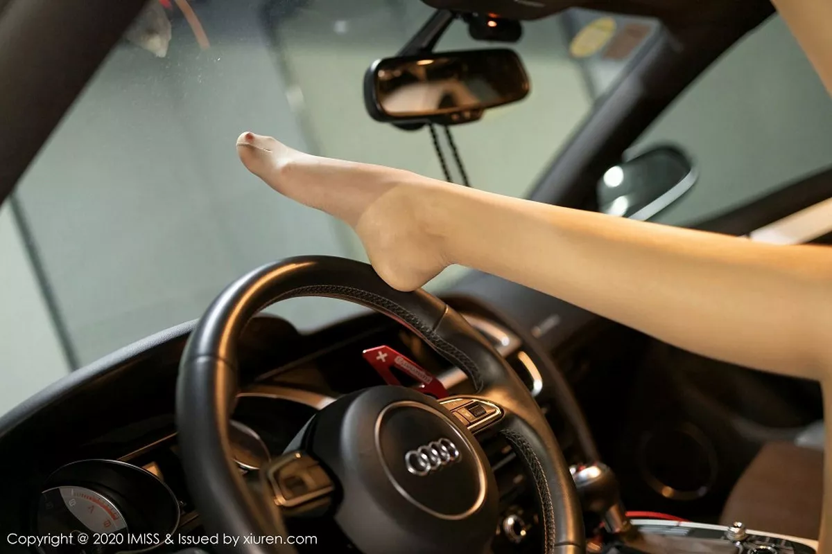 秀人集.com_[IMISS爱蜜社]Vol.448_嫩模杨紫嫣Cynthia车拍主题职业秘书装配开档黑丝诱惑写真41P