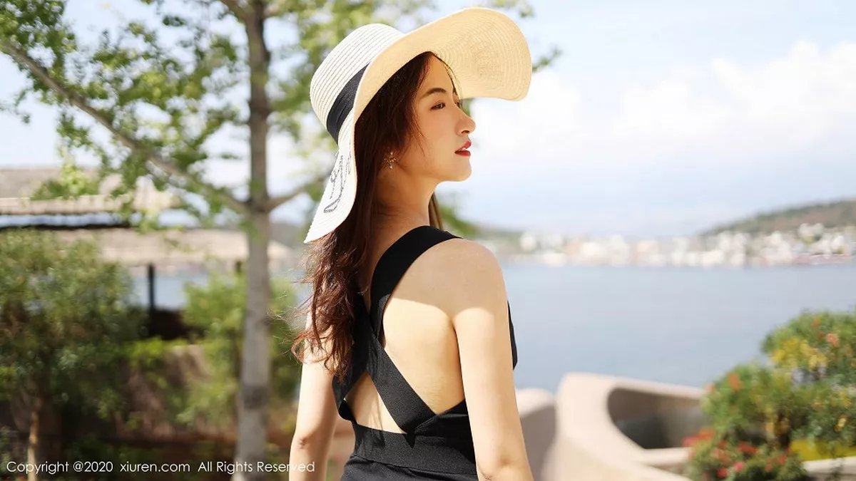 秀人集.com_[XiuRen秀人网]No.1956_嫩模艺儿拿铁户外泳池边纯白上衣配牛仔短裤清新风迷人写真42P