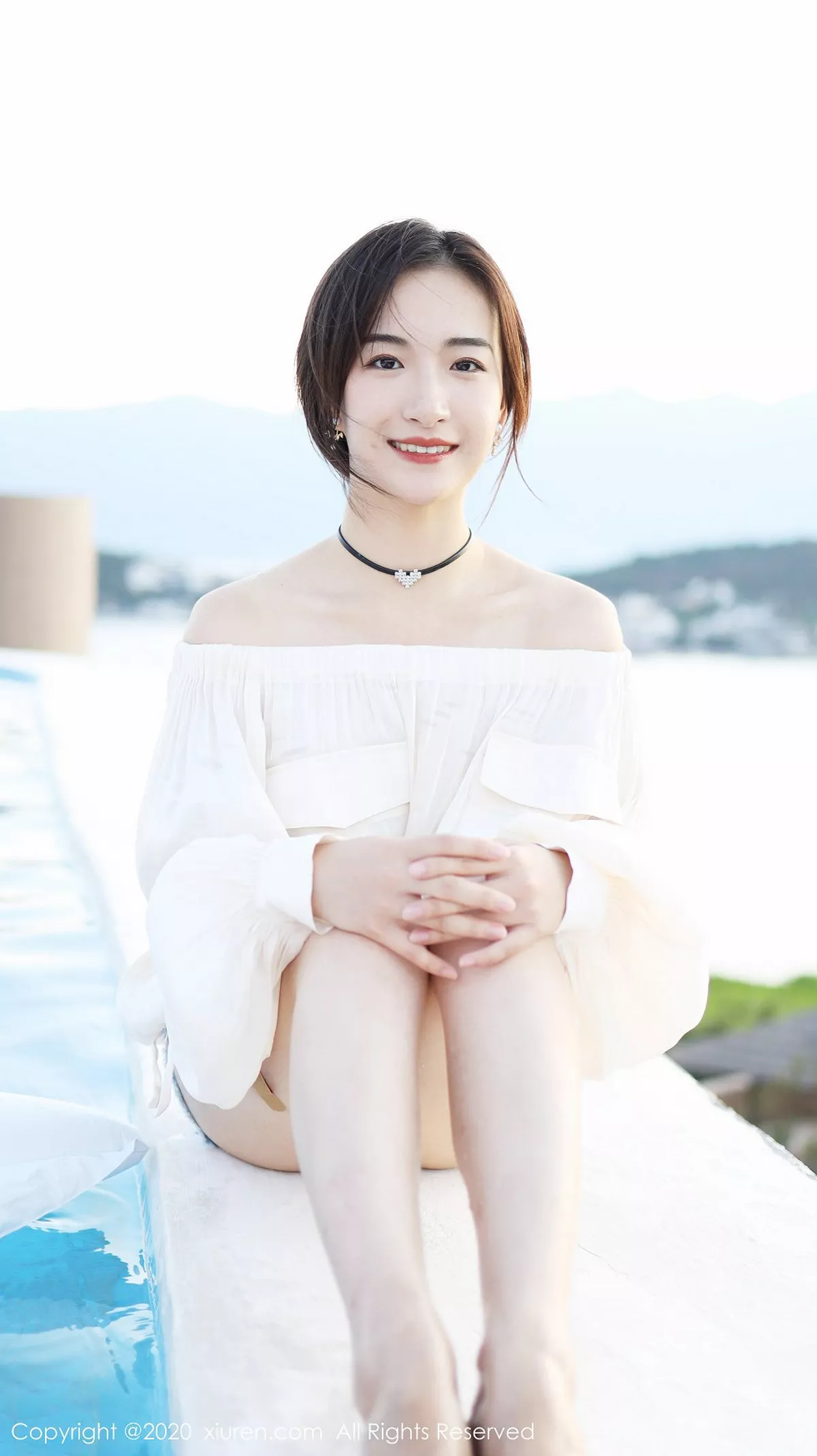 秀人集.com_[XiuRen秀人网]No.1956_嫩模艺儿拿铁户外泳池边纯白上衣配牛仔短裤清新风迷人写真42P