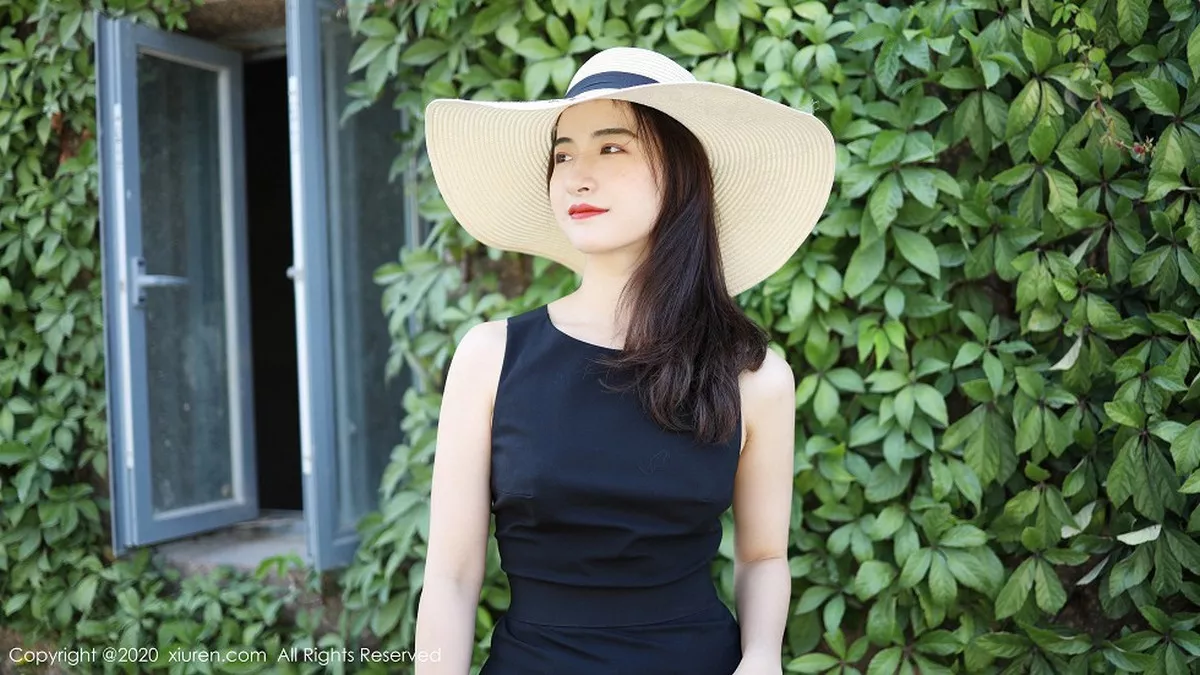 秀人集.com_[XiuRen秀人网]No.1956_嫩模艺儿拿铁户外泳池边纯白上衣配牛仔短裤清新风迷人写真42P