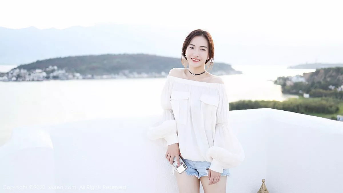 秀人集.com_[XiuRen秀人网]No.1956_嫩模艺儿拿铁户外泳池边纯白上衣配牛仔短裤清新风迷人写真42P